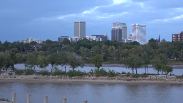 Skyline of Downtown Tulsa - θέα σε μεγάλη γωνία το βράδυ — Αρχείο Βίντεο