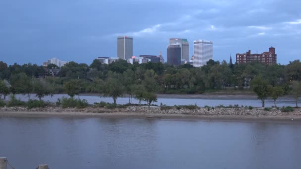Skyline van Downtown Tulsa - groothoekuitzicht met de rivier Arkansas — Stockvideo