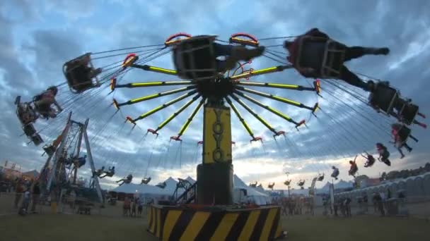 Chairoplane vid Tulsa Oktoberfest - vidvinkelvy — Stockvideo