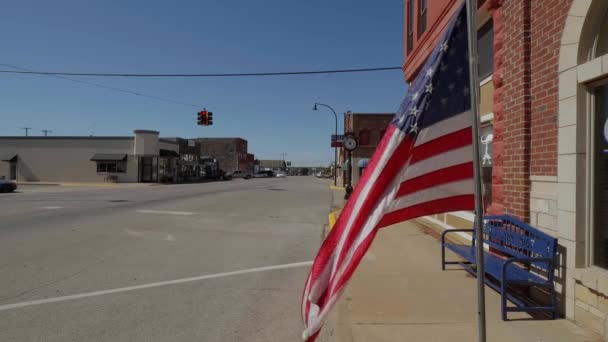 Bandera de Estados Unidos ondeando en el viento en la Ruta 66 — Vídeos de Stock