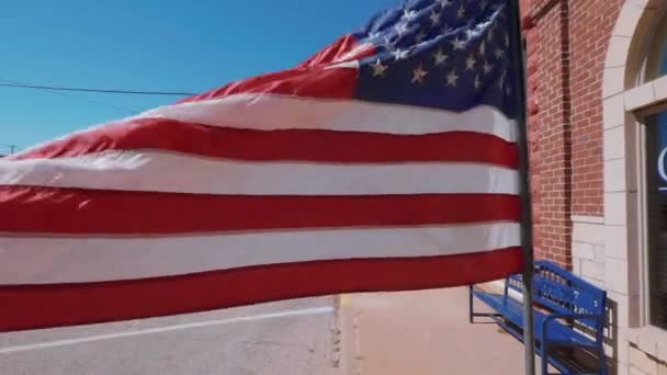 Bandera de Estados Unidos ondeando en el viento en la Ruta 66 — Vídeos de Stock