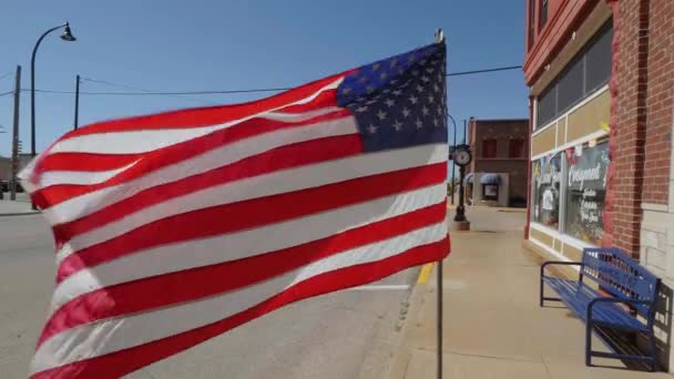 Bandeira dos EUA acenando ao vento na Rota 66 — Vídeo de Stock