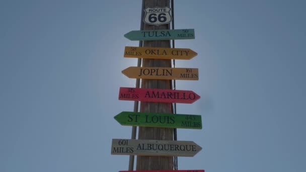 Wegweiser zu berühmten Städten an der Route 66 — Stockvideo