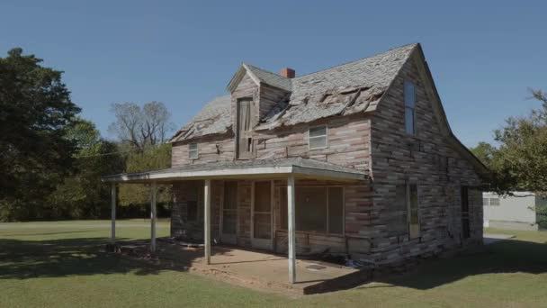 Verlorene Orte - altes verlassenes Holzhaus an der Route 66 — Stockvideo