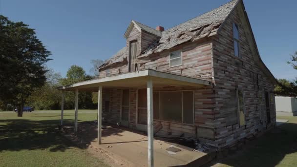 Lost places - old abandoned wooden house at Route 66 — Stock Video