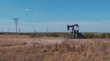 Oklahoma kırsalında petrol pompası.