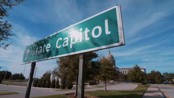 Richting bord naar Oklahoma State Capitol — Stockvideo