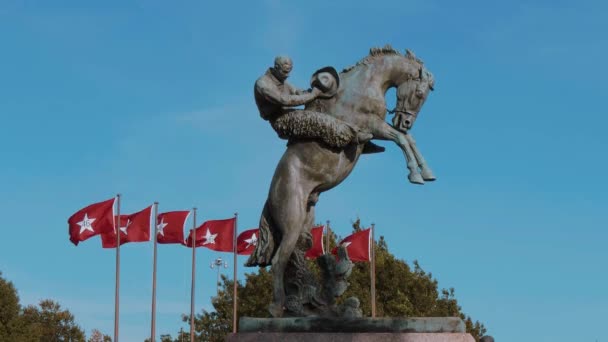 Monumento y Banderas de Oklahoma en el Capitolio del Estado en Oklahoma City — Vídeos de Stock