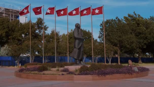 Estátua de Chiricahua Apache no Capitólio do Estado de Oklahoma - Enquanto as águas fluírem — Vídeo de Stock