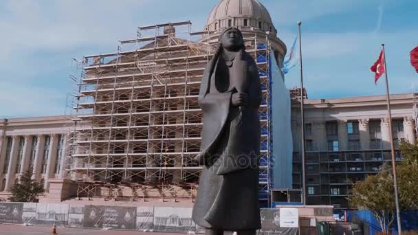 Chiricahua Apache szobor Oklahoma állam Capitol - mindaddig, amíg a víz folyik — Stock videók