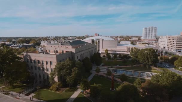 Vista aérea sobre o centro de artes visuais em Oklahoma City — Vídeo de Stock