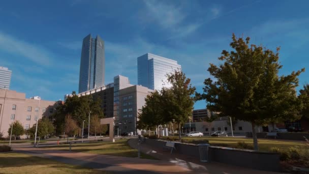 Bicentennial Park en Oklahoma City y Devon Energy Tower — Vídeos de Stock