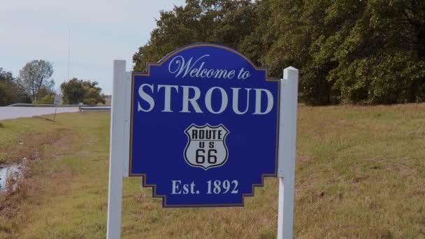 Bienvenido a Stroud sign in Oklahoma — Vídeo de stock
