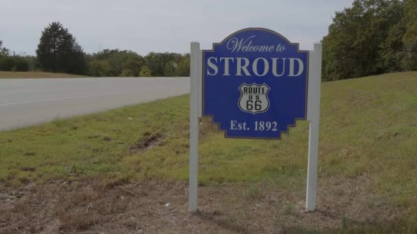 Bienvenido a Stroud sign in Oklahoma — Vídeos de Stock