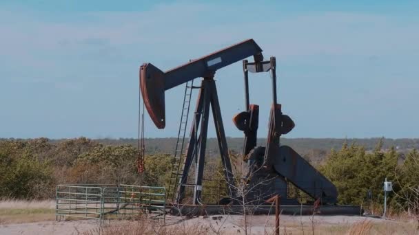 Ölpumpe in der Landschaft von Oklahoma - Pump Jack — Stockvideo