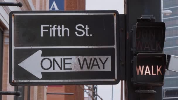 Old traffic light in Tulsa Downtown and One Way sign — Stock Video