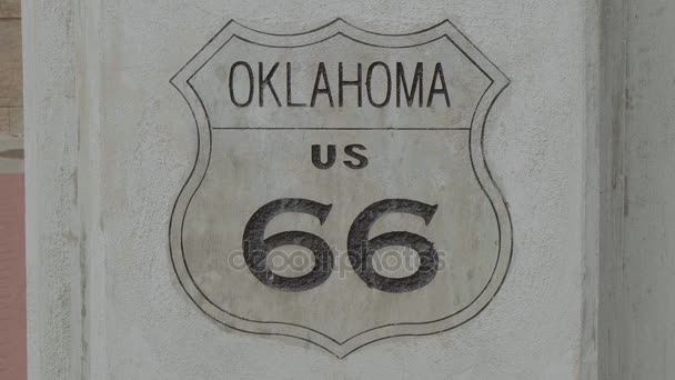 Oklahoma Historic Route 66 Schild in Tulsa — Stockvideo