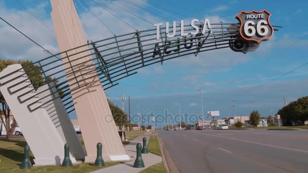 A híres 66-os út kapu Tulsa Oklahomában — Stock videók