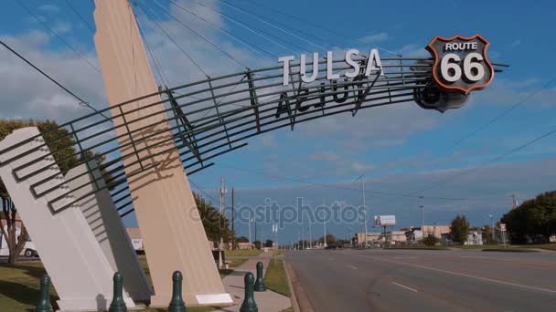 Ворота Талсы на исторической трассе 66 в Оклахоме — стоковое видео