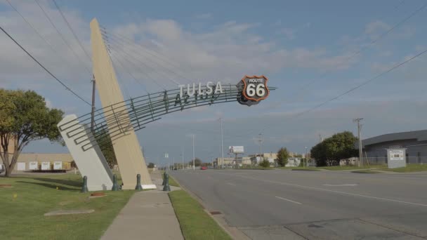 Tulsa Oklahoma 'da tarihi Route 66 sokak manzarası — Stok video