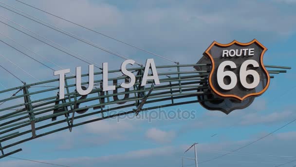 オクラホマ州の歴史的ルート66のタルサ門 — ストック動画