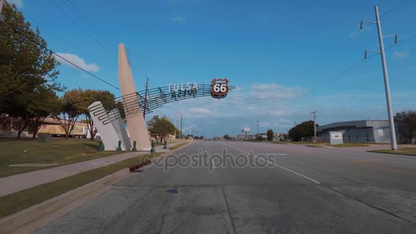 タルサ・オクラホマ州の歴史的ルート66ストリートビュー — ストック動画
