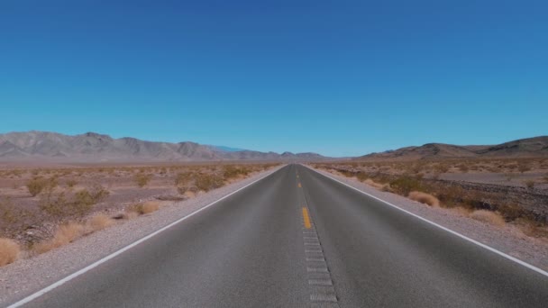 Calle vacía en el desierto de Nevada — Vídeos de Stock