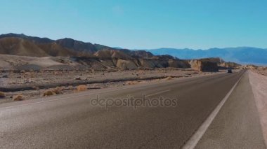 Kaliforniya çölünde yol - Ölüm Vadisi Ulusal Parkı