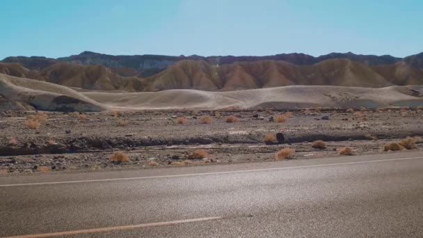 Samotna ulica przez Dolinę Śmierci w Kalifornii — Wideo stockowe