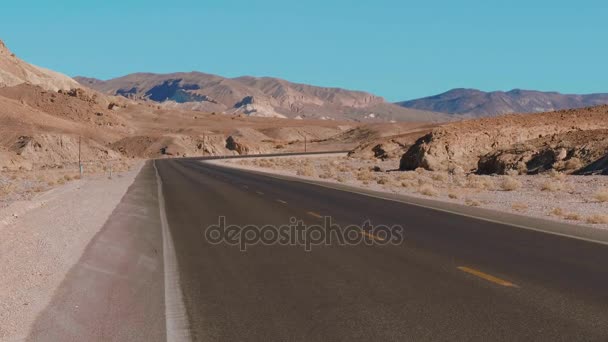 Calle solitaria a través de Death Valley en California — Vídeos de Stock