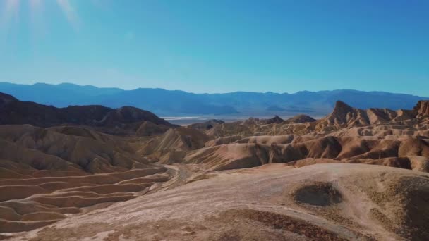Death Valley Nemzeti Park egy napsütéses napon - gyönyörű kaliforniai sivatag — Stock videók