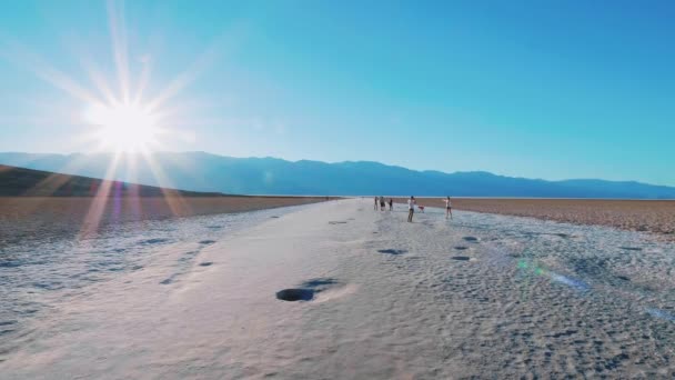 Gyönyörű táj a Death Valley Nemzeti Parkban Kalifornia - Badwater só tó — Stock videók