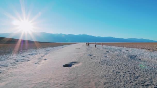 A incrível paisagem do Parque Nacional do Vale da Morte na Califórnia - Badwater salt lake — Vídeo de Stock