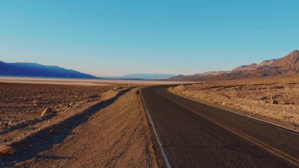 Живописная дорога через удивительный ландшафт калифорнийского национального парка Долина смерти — стоковое видео