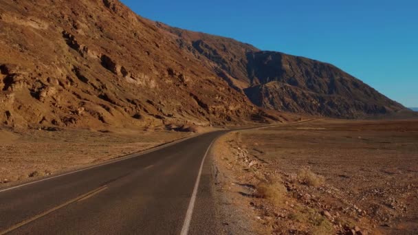 Tájkép út keresztül a csodálatos táj a Death Valley Nemzeti Park Kalifornia — Stock videók