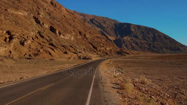 Camino del paisaje a través del increíble paisaje del Parque Nacional Death Valley California — Vídeos de Stock