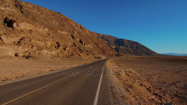 Camino del paisaje a través del increíble paisaje del Parque Nacional Death Valley California — Vídeos de Stock