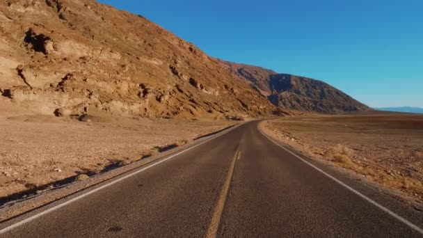Ölüm Vadisi Ulusal Parkı 'nın muhteşem manzarasından geçen manzara yolu — Stok video