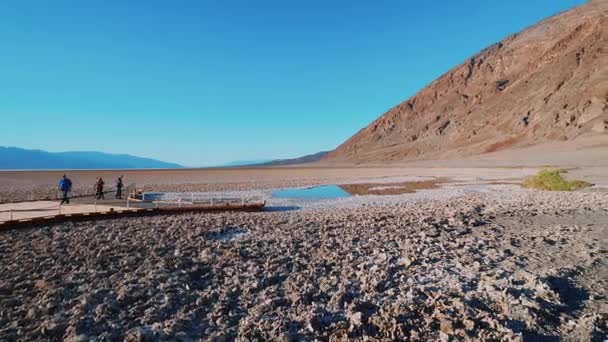 Krásná scenérie v Národním parku Death Valley California - Slaný jezero Badwater — Stock video