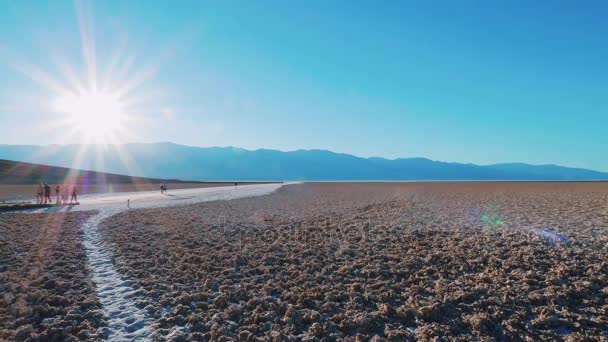 Hermoso paisaje en el Parque Nacional del Valle de la Muerte California - Lago salado Badwater — Vídeos de Stock