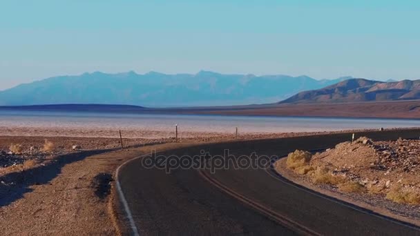 Estrada da paisagem através da paisagem surpreendente de Death Valley National Park Califórnia — Vídeo de Stock
