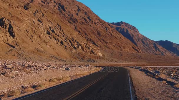 Strada paesaggistica attraverso lo straordinario paesaggio del Death Valley National Park California — Video Stock