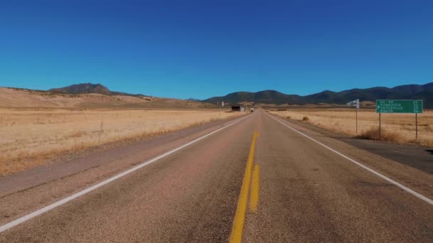 Endlose Straße durch die Wüste von Utah — Stockvideo