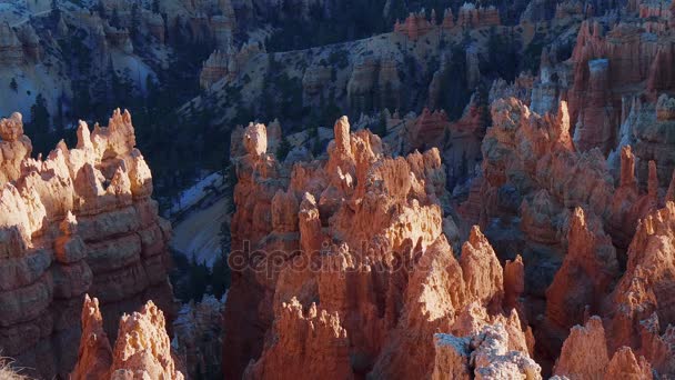 Los acantilados rojos del Parque Nacional Bryce Canyon en Utah — Vídeo de stock