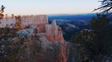 Utah 'taki Bryce Canyon Ulusal Parkı' na geniş açılı muhteşem bir bakış açısı.