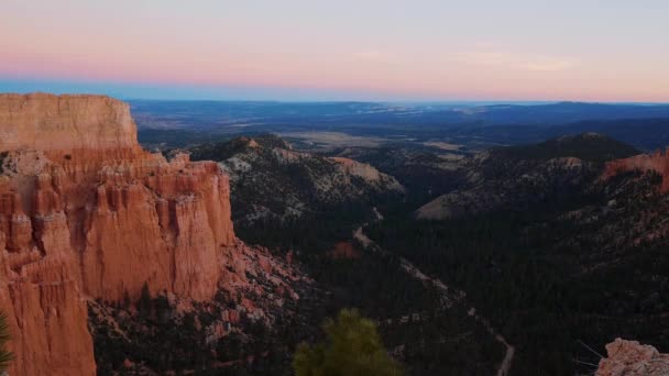 Utah 'taki Bryce Canyon Ulusal Parkı' na geniş açılı muhteşem bir bakış açısı. — Stok video