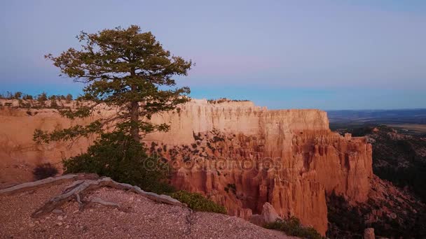 Bilderbuchkulisse und Landschaft am Bryce Canyon in Utah — Stockvideo