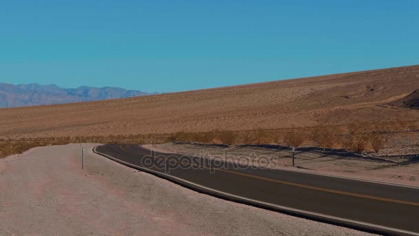 Camino solitario a través del Parque Nacional Death Valley en Las Vegas — Vídeos de Stock