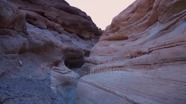 Mosaik Canyon i Death Valley National Park på kvällen — Stockvideo