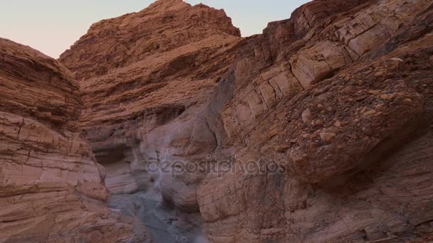 Mosaic Canyon en el Parque Nacional Death Valley por la noche — Vídeos de Stock